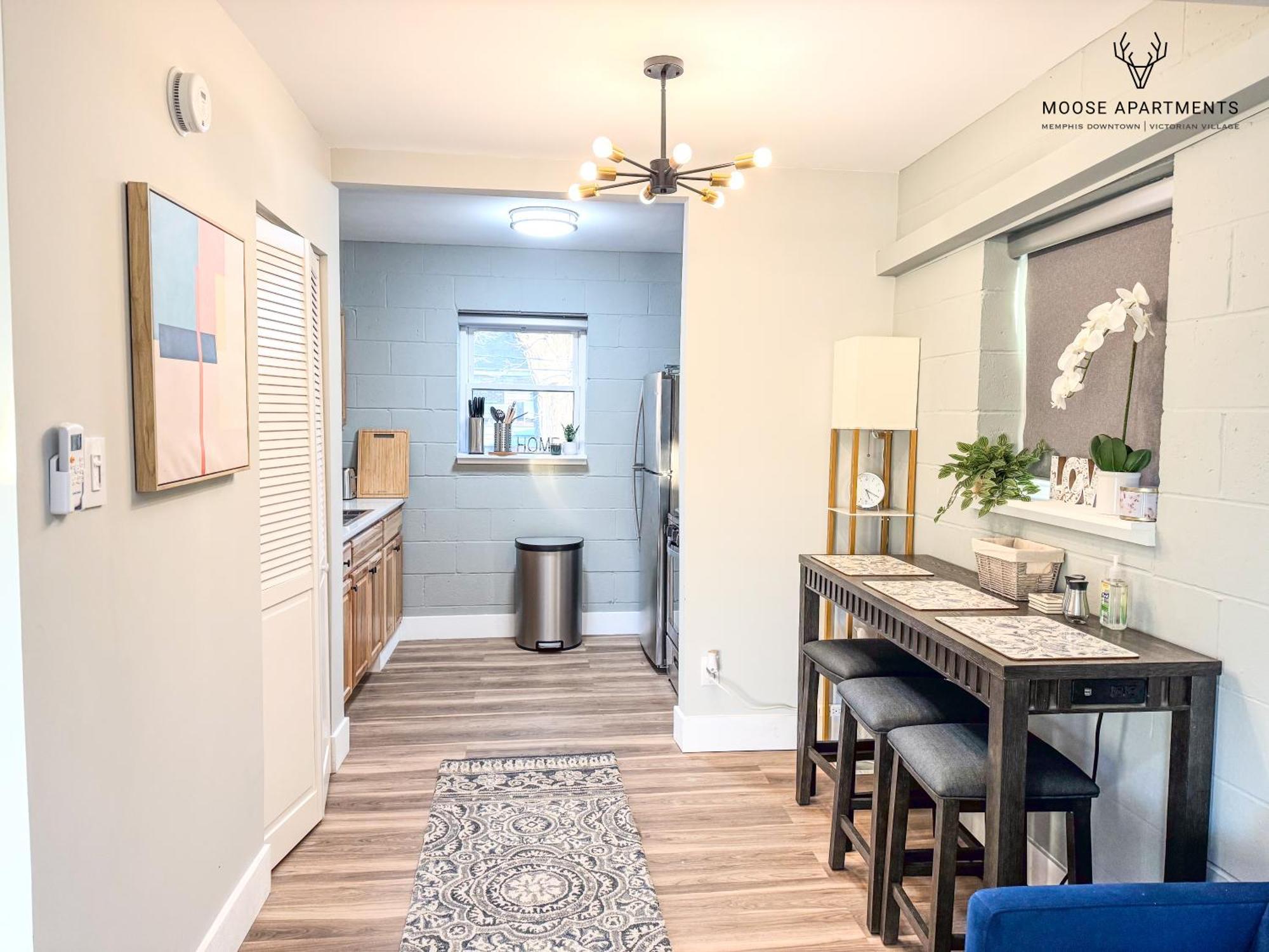 The Moose #12 - Brand New Modern Luxe Loft With Free Parking, King Bed & Fast Wifi