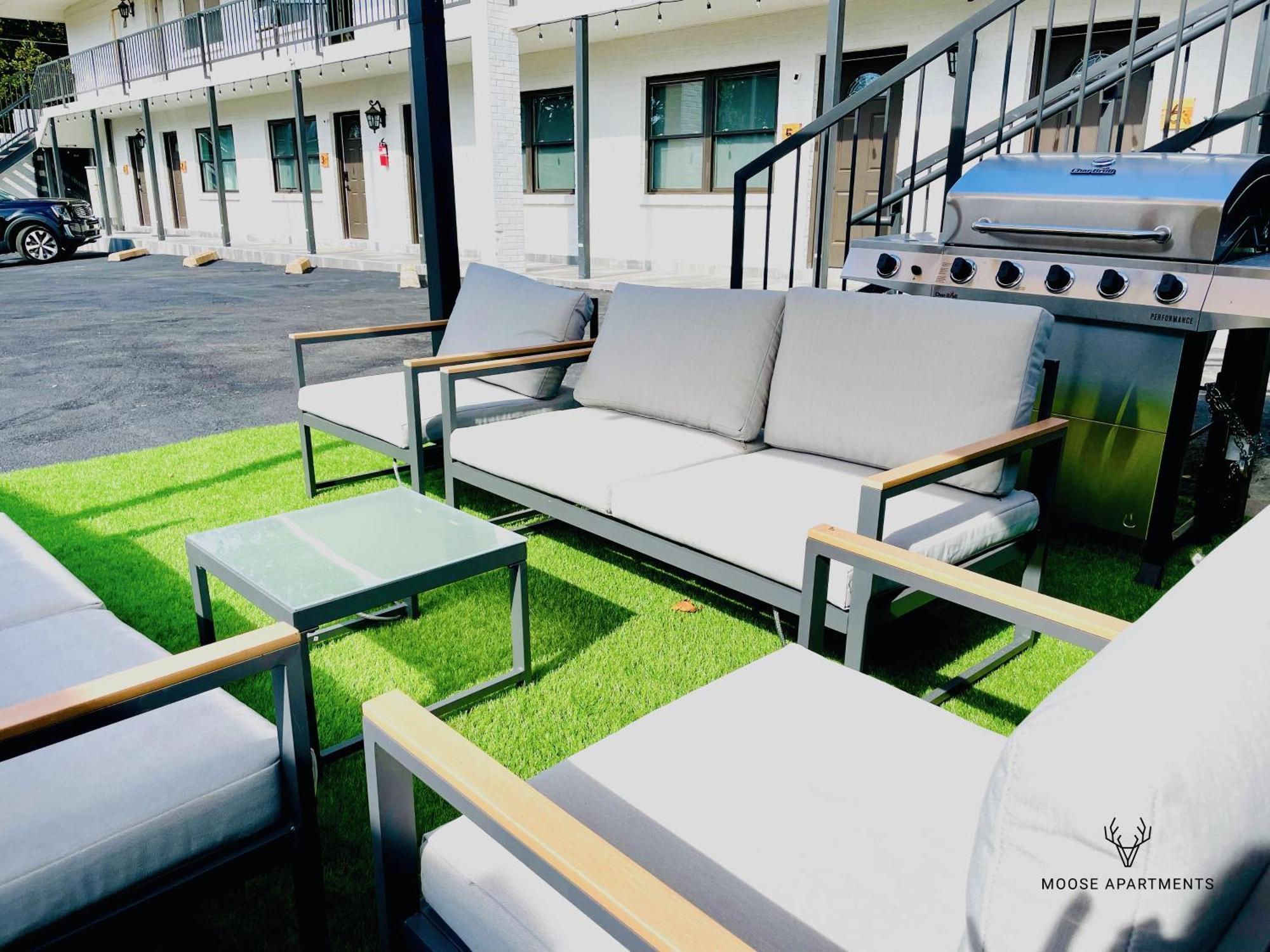 The Moose #12 - Brand New Modern Luxe Loft With Free Parking, King Bed & Fast Wifi *